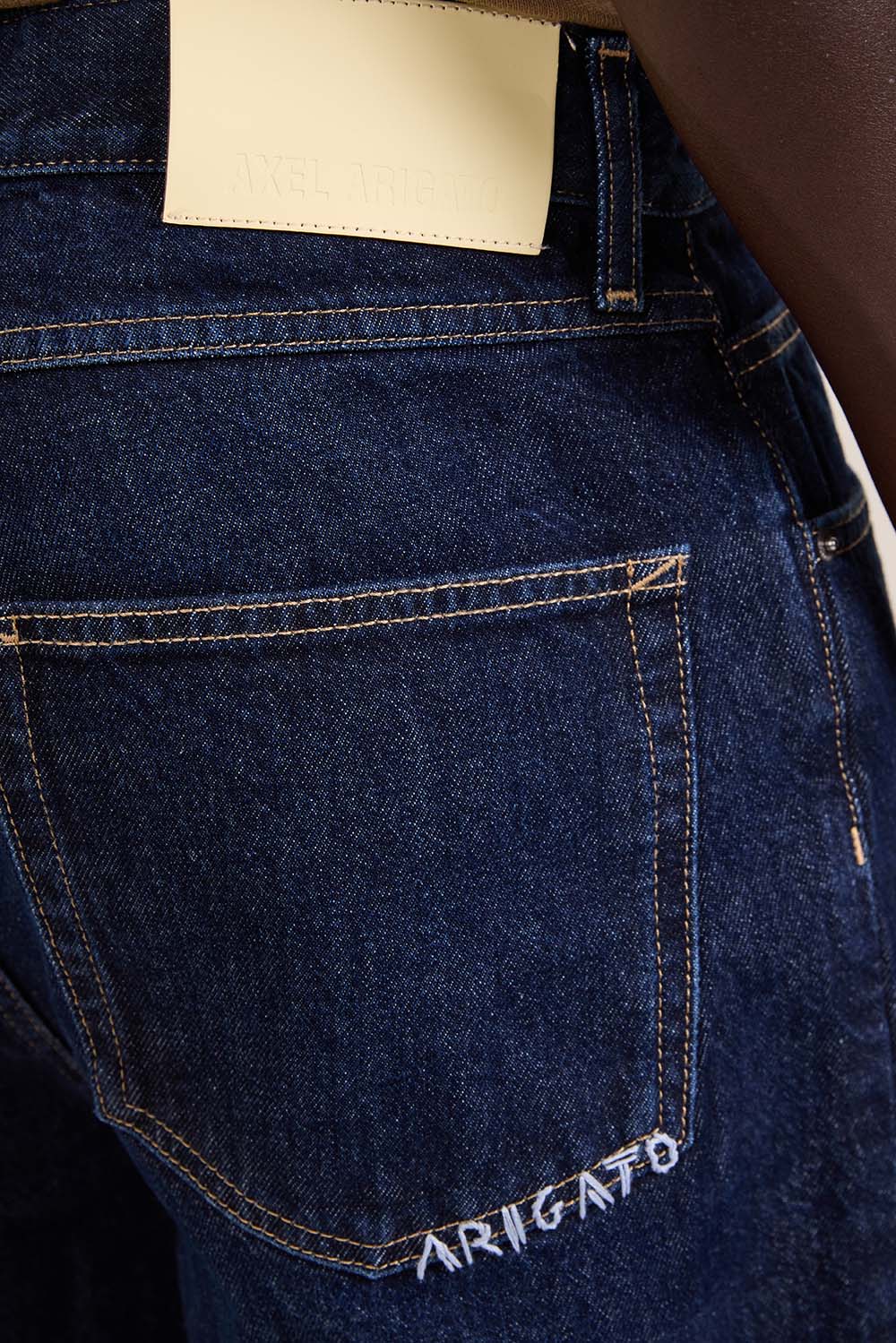 תמונת תקריב דוגמן של מכנסי ג'ינס ישרים