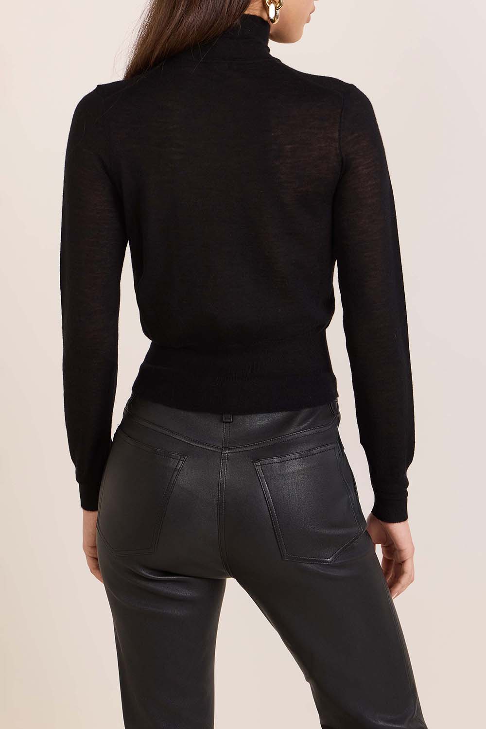 תמונת דוגמן אחורית של סריג גולף קשמיר