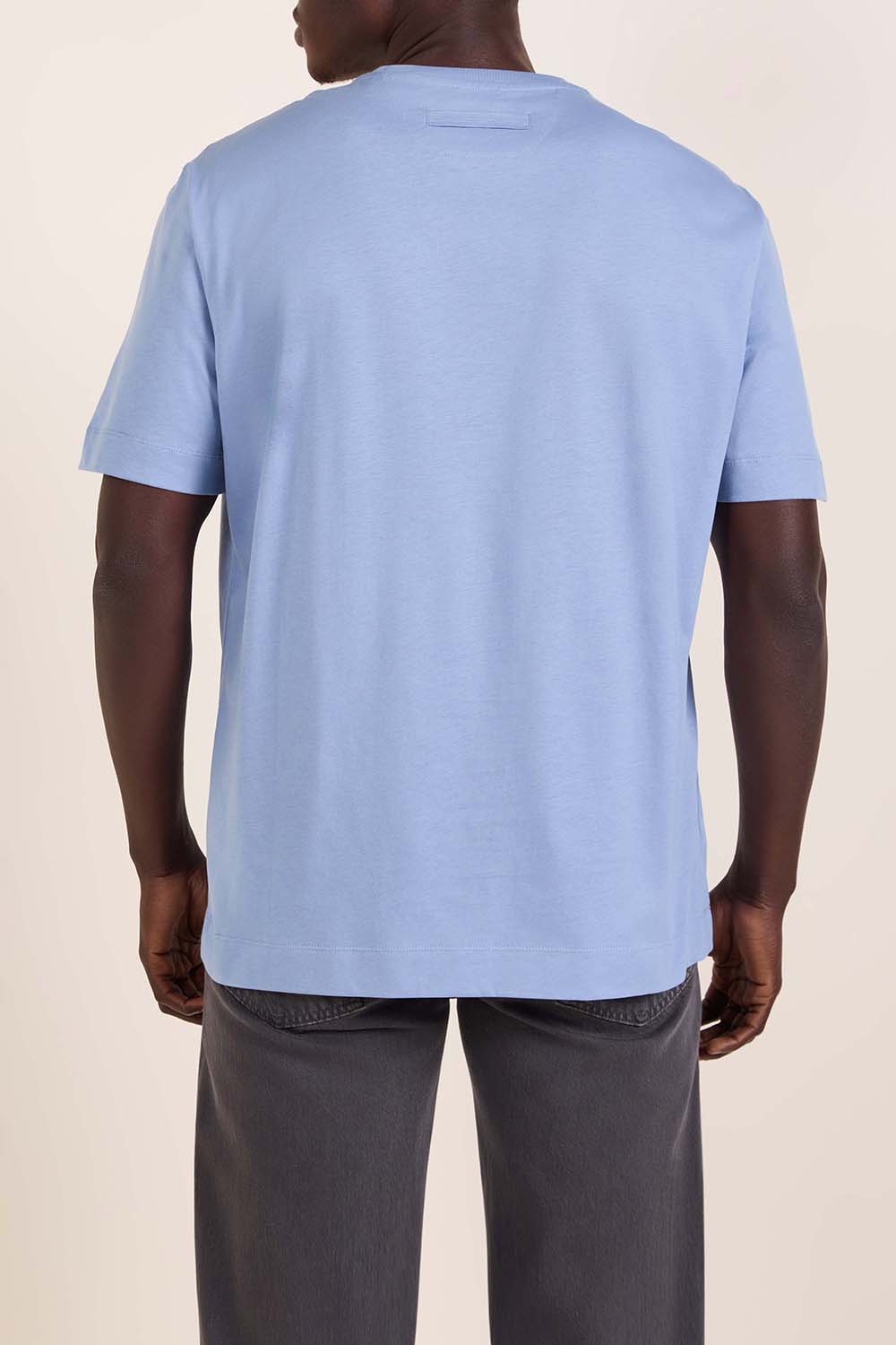 תמונת דוגמן אחורית של חולצת טי