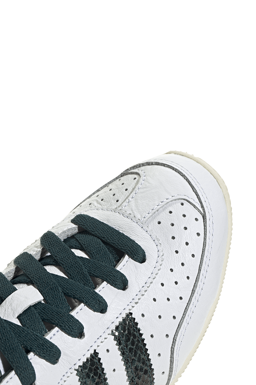 תמונת פנים של נעלי סניקרס יפן