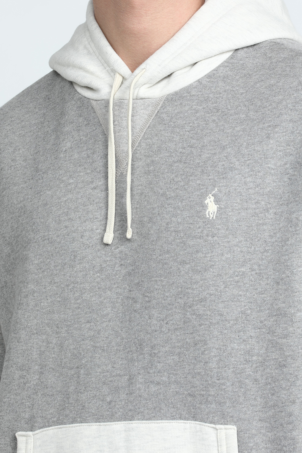 תמונת תקריב דוגמן של סווטשירט קפוצ׳ון