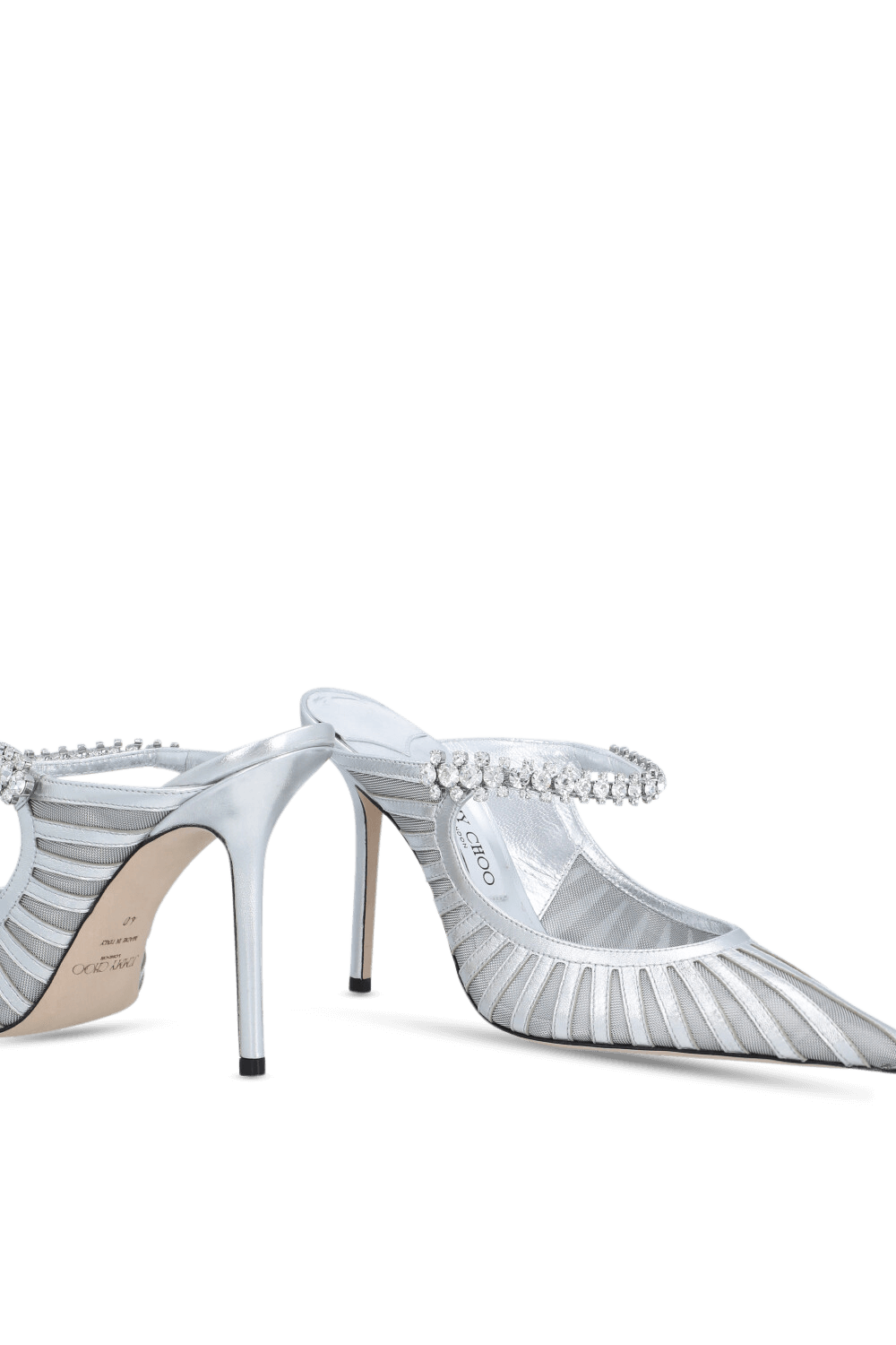 תמונת תקריב של נעלי עקב מיולס