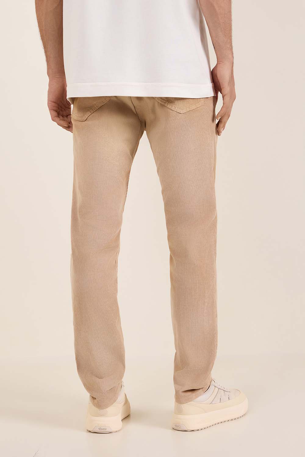 תמונת דוגמן אחורית של מכנסי ג'ינס סלים