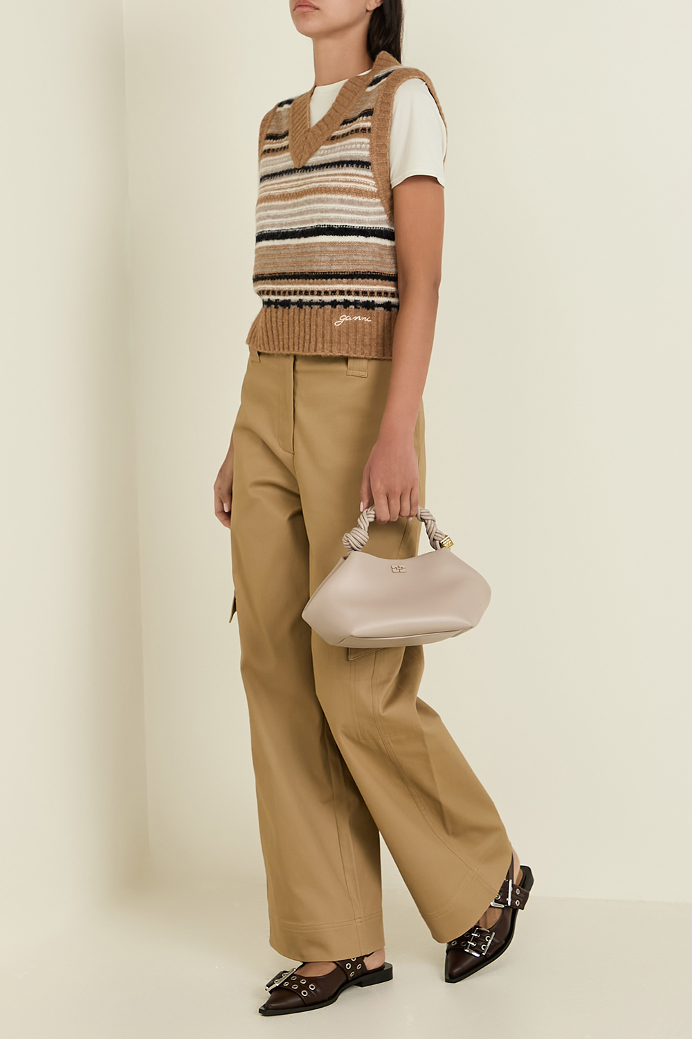 תמונת דוגמן קידמית של תיק בו סמול