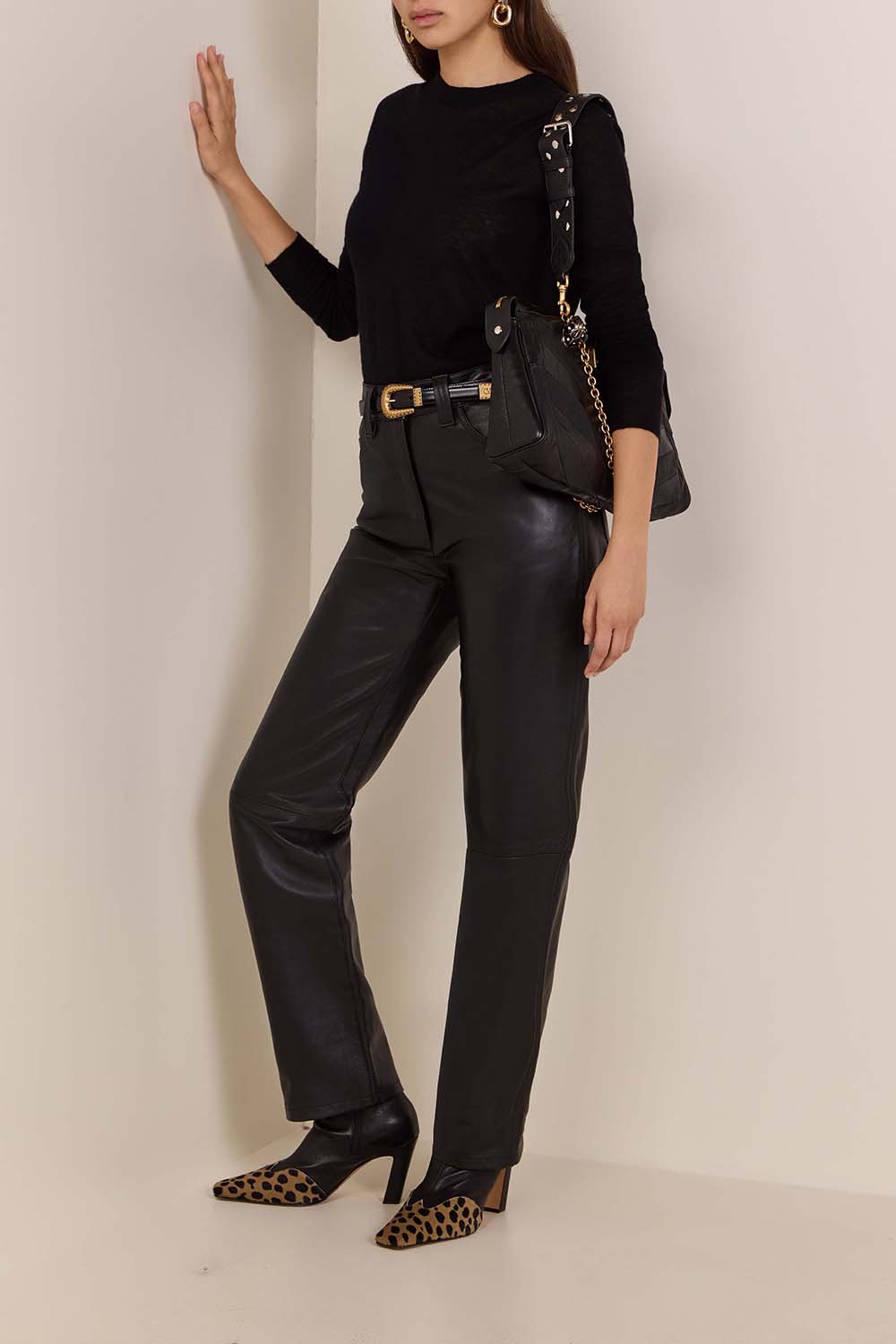 תמונת דוגמן קידמית של מגפוני עקב