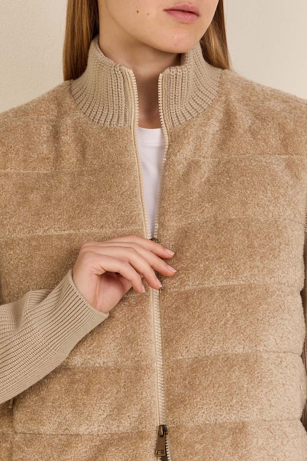 תמונת תקריב דוגמן של קרדיגן צמר בריפוד קל