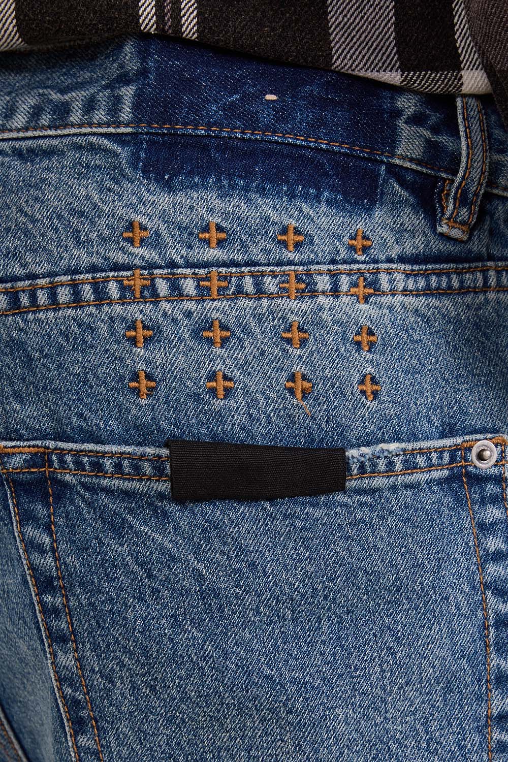 תמונת תקריב דוגמן של מכנסי ג'ינס ישרים