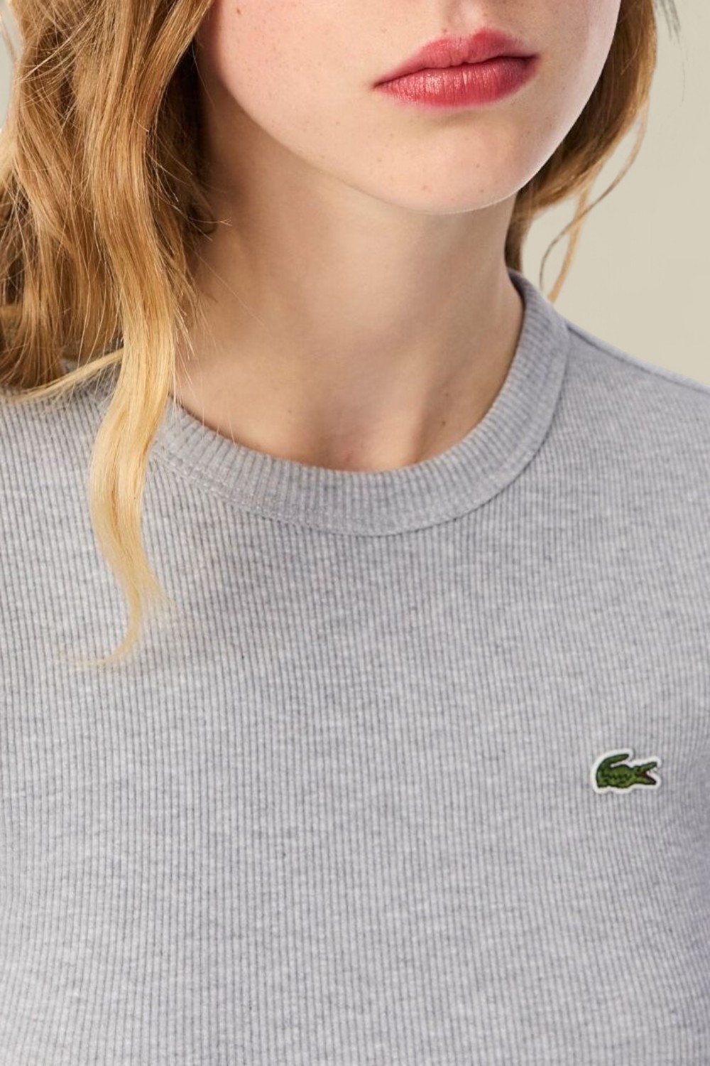 תמונת תקריב דוגמן של חולצת טי ריב