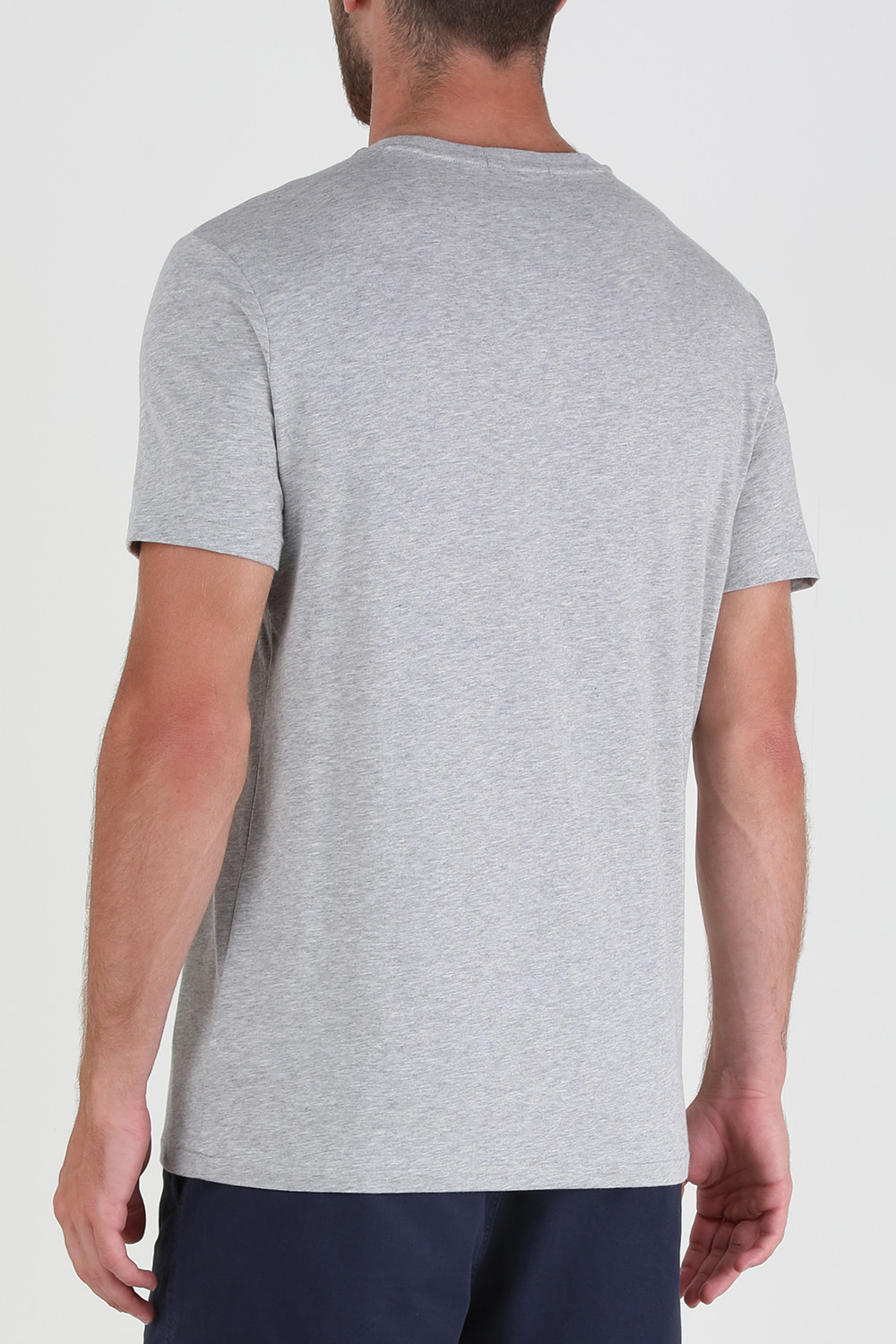 תמונת דוגמן אחורית של חולצת סלים טי עם הדפס דובי קלאסי