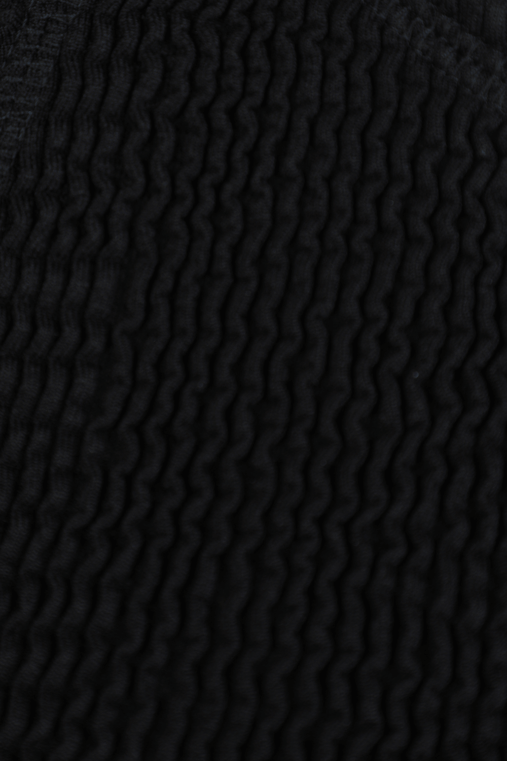 תמונת תקריב של סט ביקיני שחור עם כיווצים