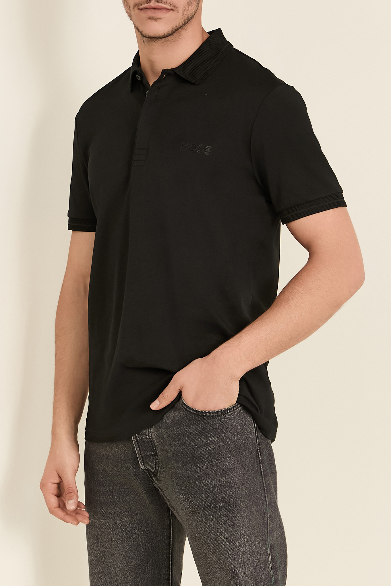 תמונת דוגמן קידמית של חולצת פולו קצרה סלים