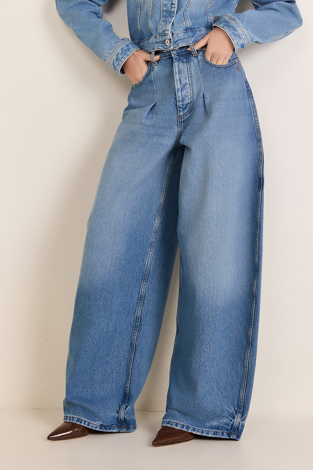 תמונת דוגמן קידמית של מכנסי ג'ינס מתרחבים