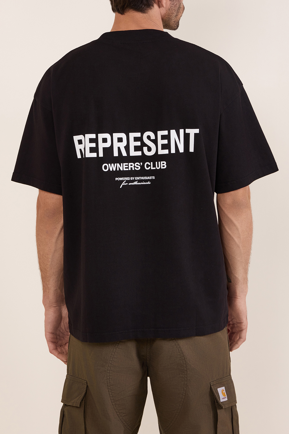 תמונת תקריב דוגמן של חולצת טי קלאב אוברסייז