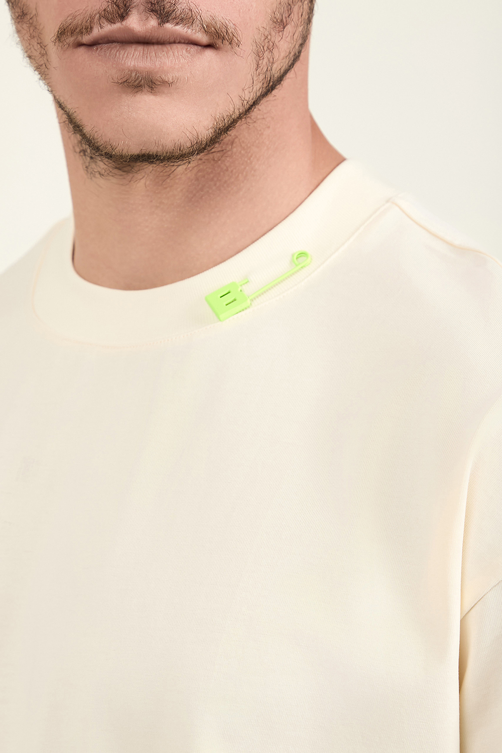 תמונת תקריב דוגמן של חולצת טי אוברסייז