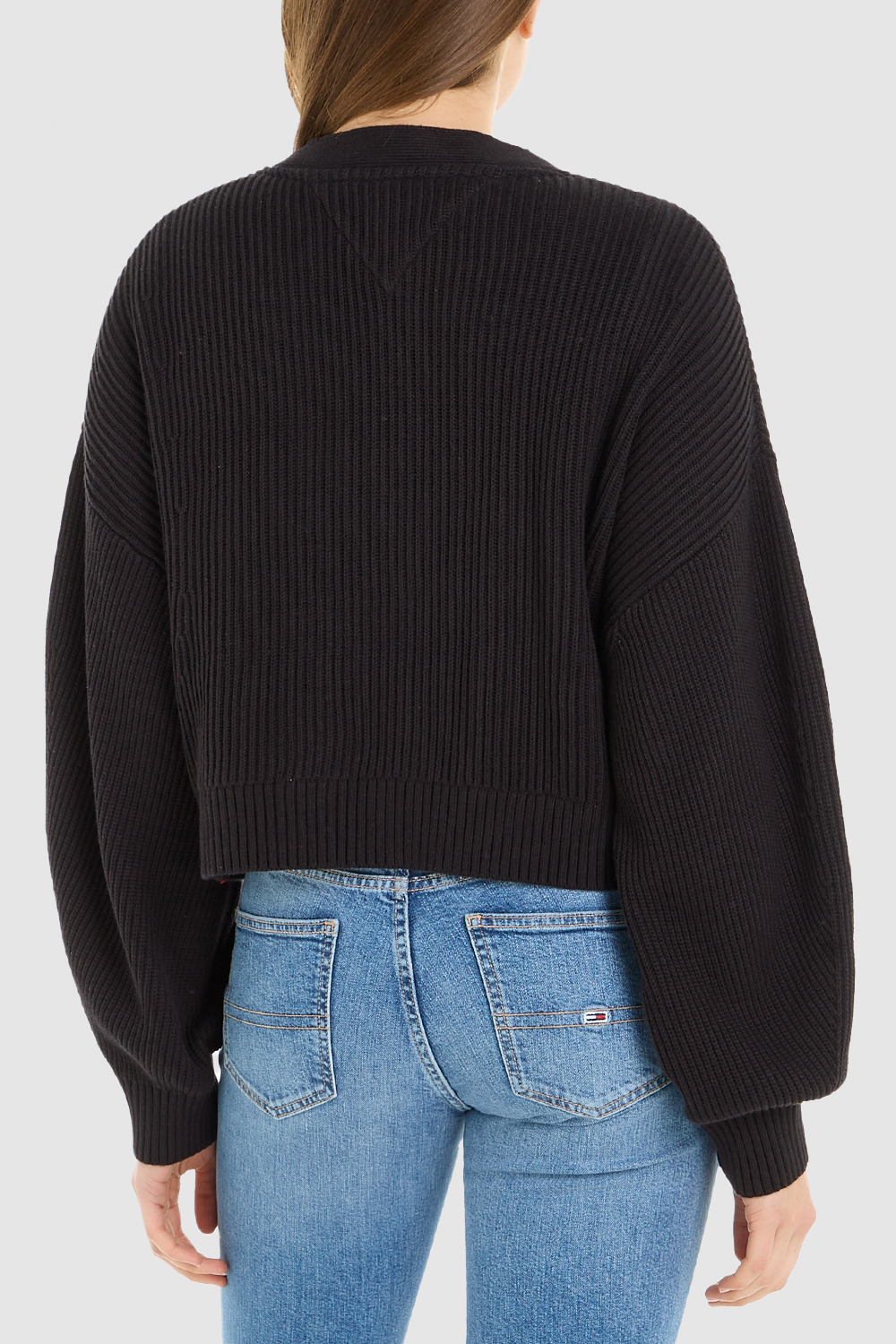 תמונת דוגמן אחורית של קרדיגן סריג