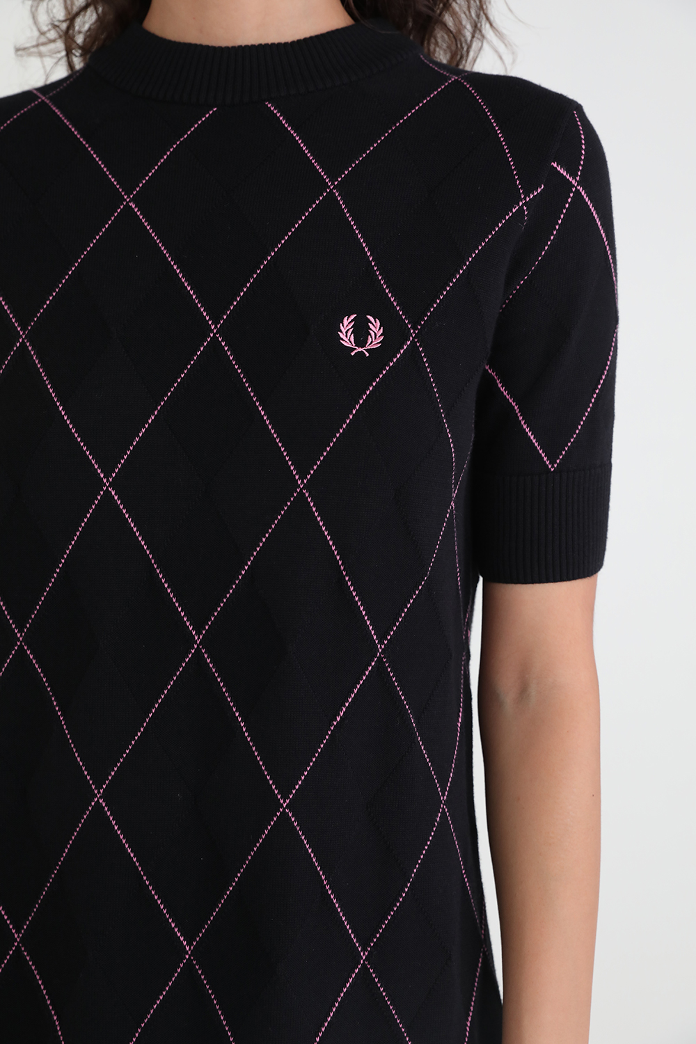 תמונת תקריב דוגמן של שמלה סרוגה ארגייל