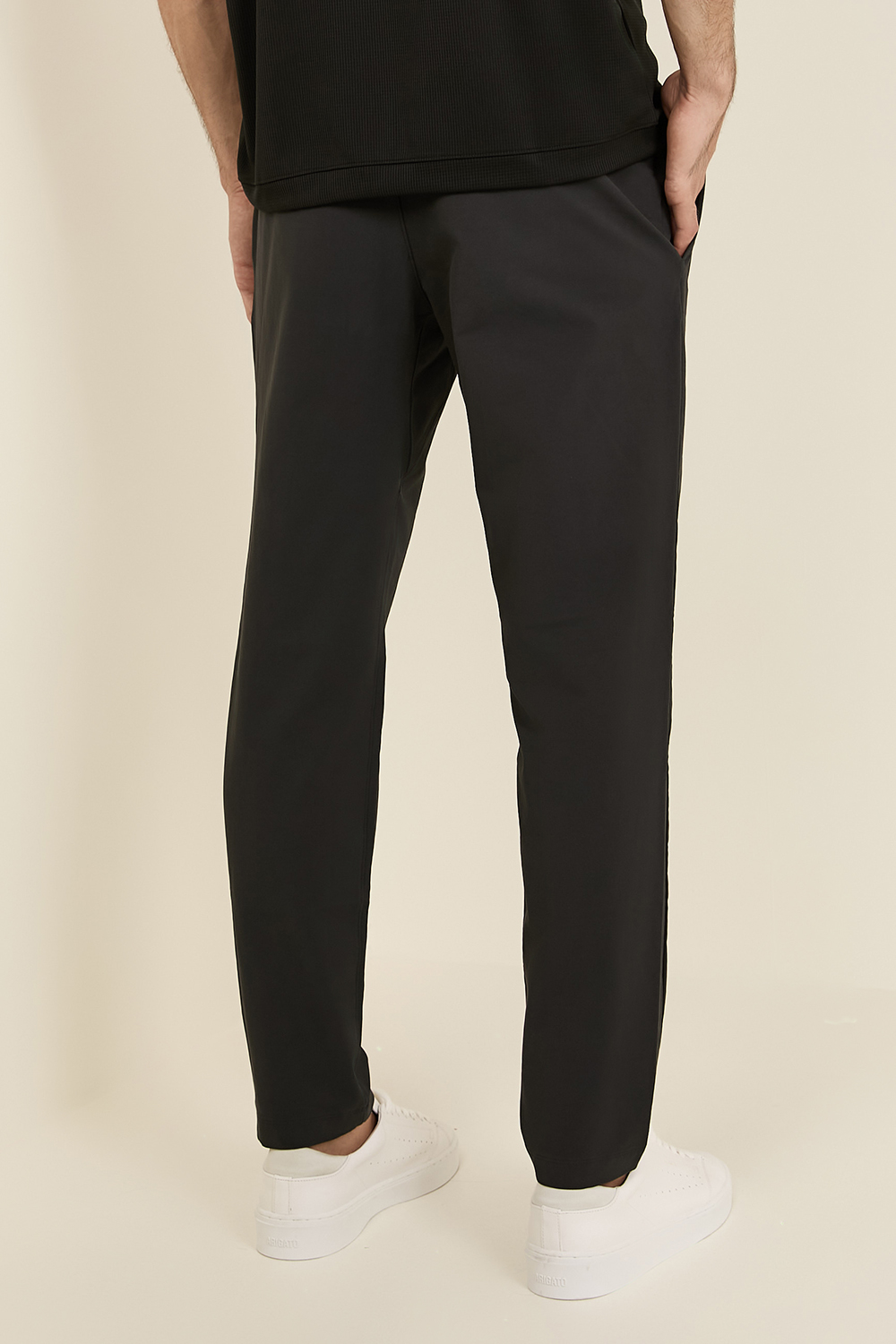 תמונת דוגמן אחורית של ABC Slim-Fit Trouser 32''L *VersaTwill