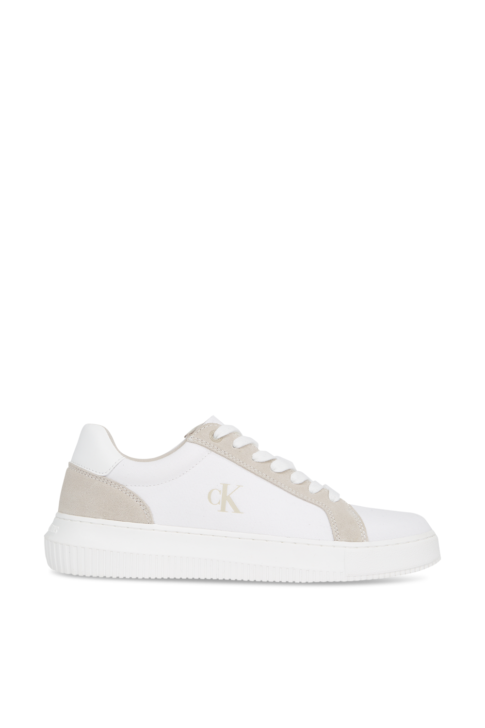 תמונה קידמית של נעלי סניקרס