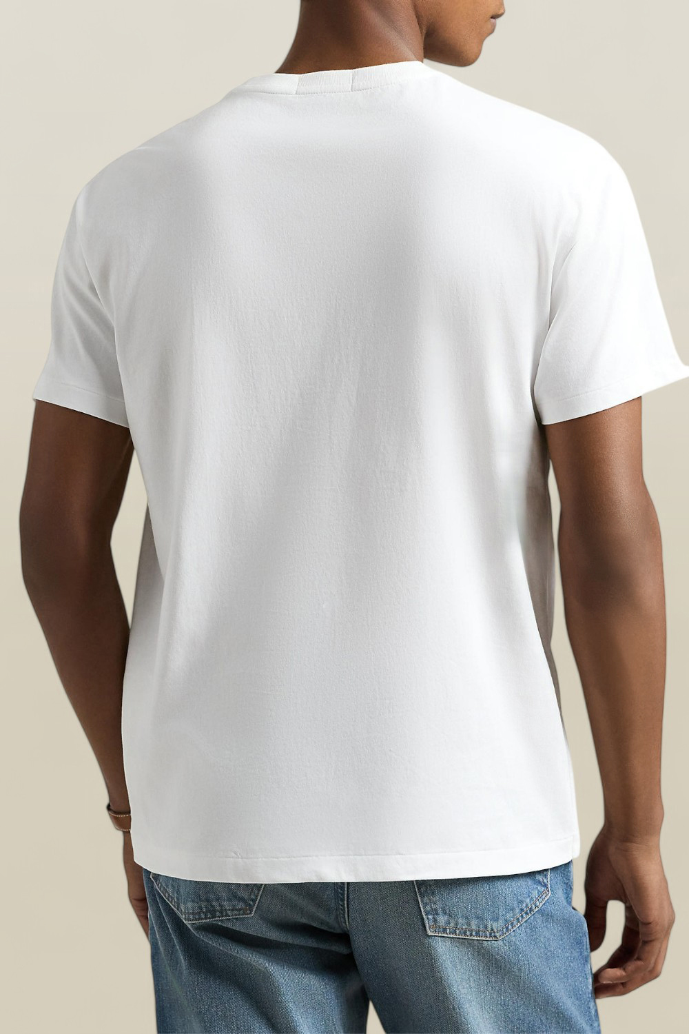 תמונת דוגמן אחורית של חולצת טי עם הדפס דובי