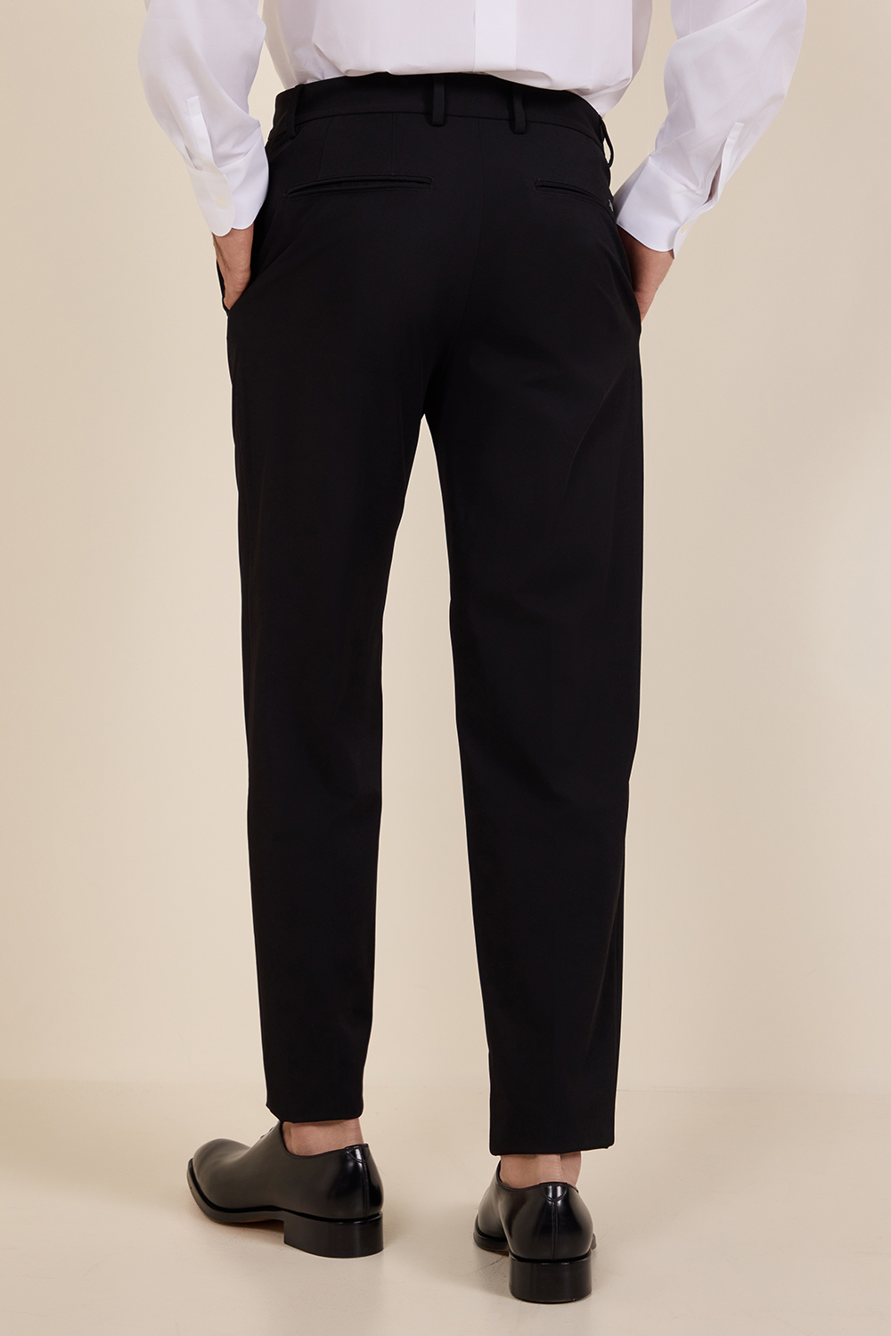 תמונת דוגמן אחורית של מכנסיים מחוייטים