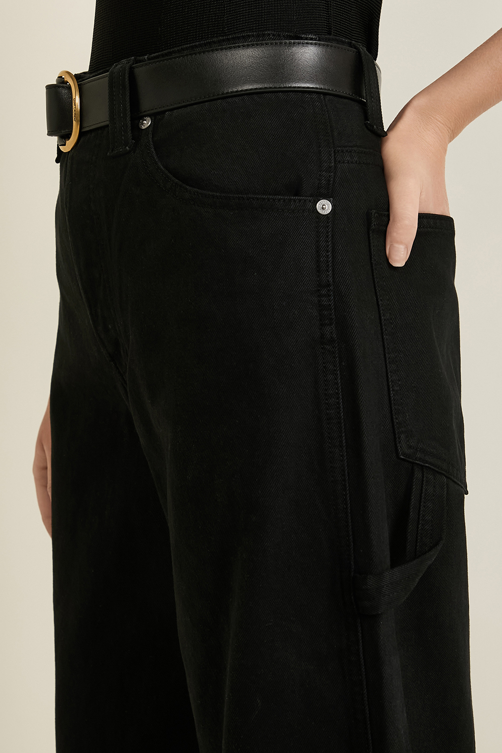 תמונת תקריב דוגמן של מכנסי ג'ינס קרגו בגזרה רחבה