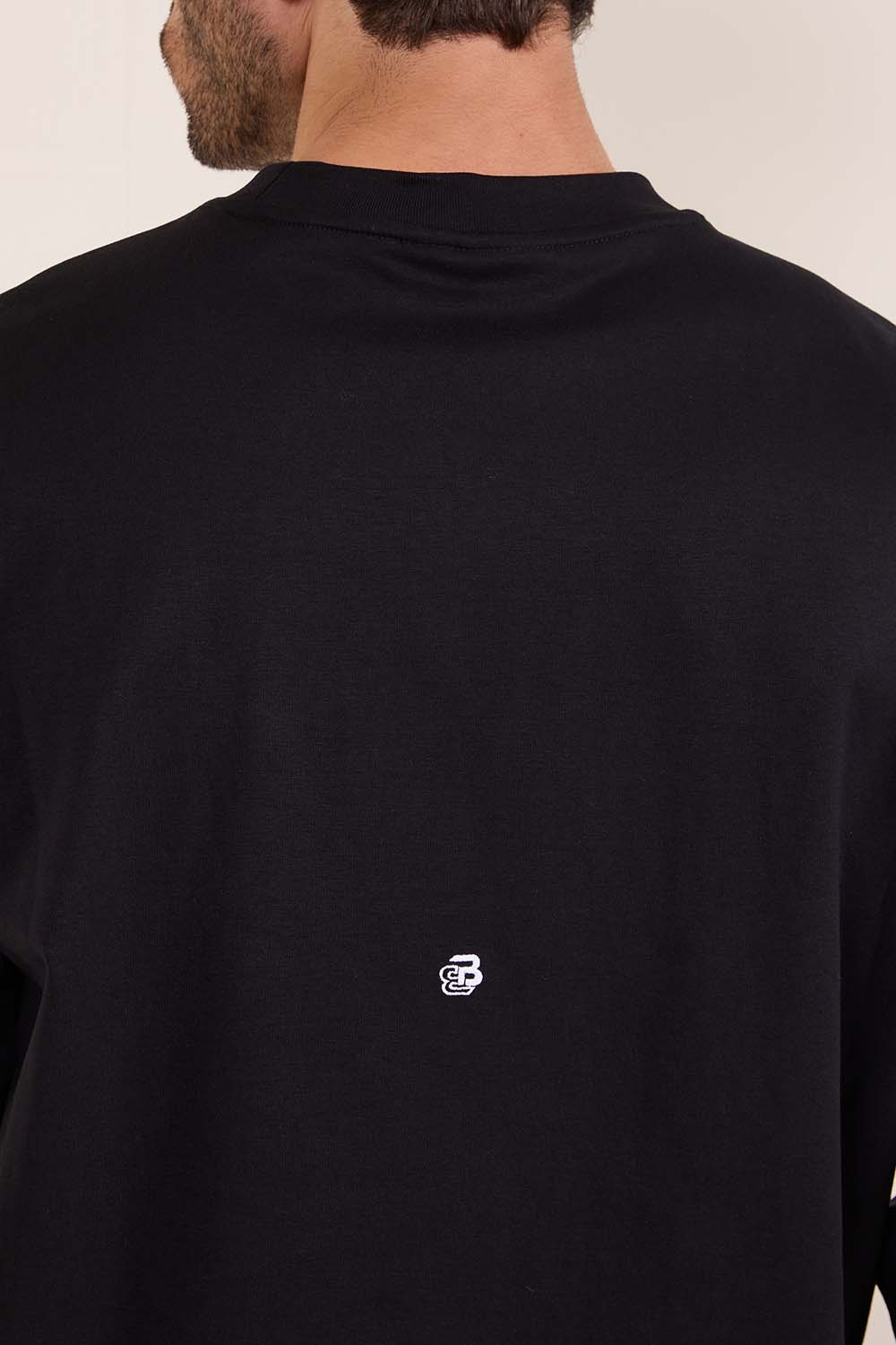 תמונת תקריב דוגמן של חולצת טי ארוכה משוחררת