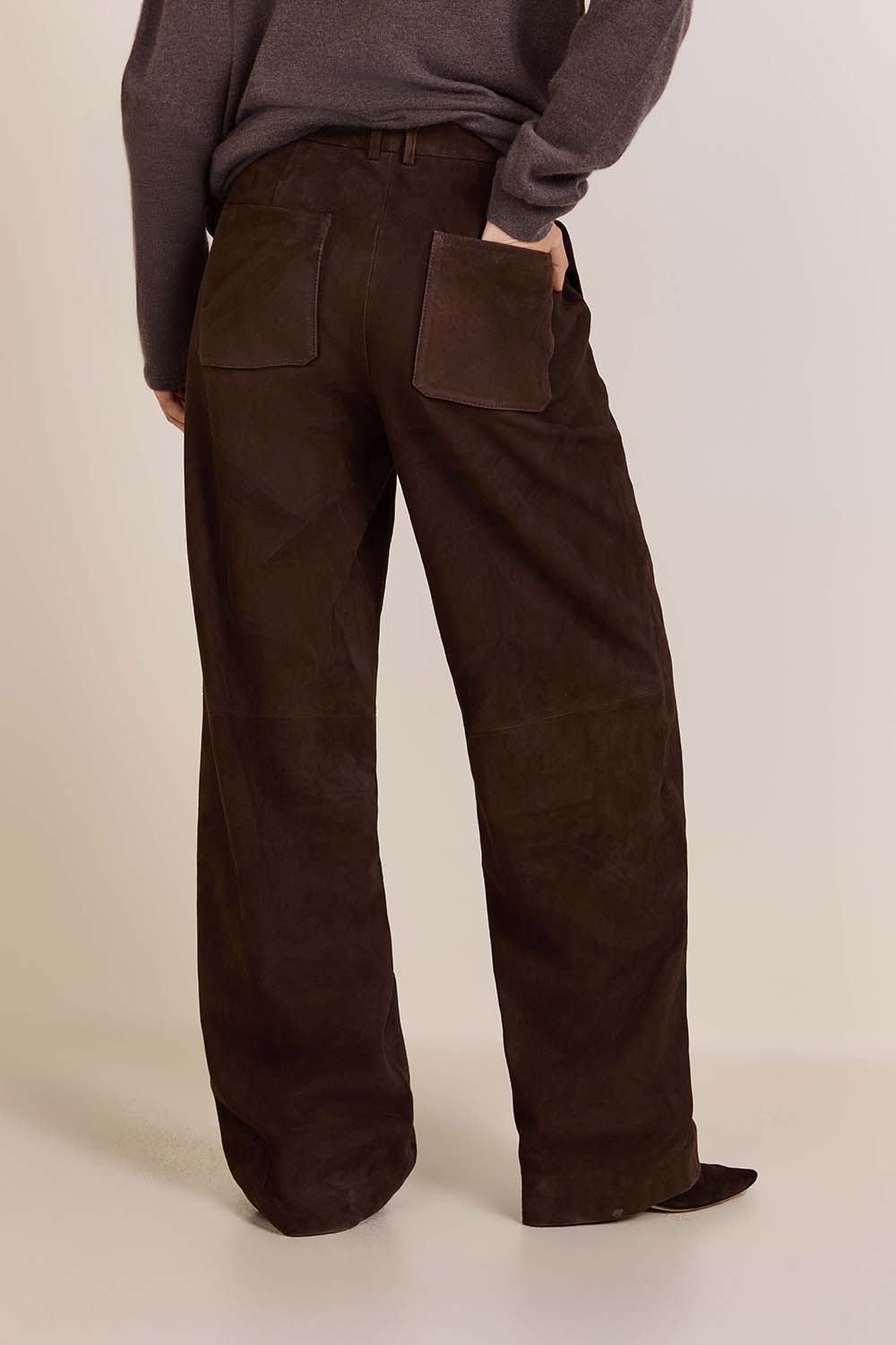 תמונת דוגמן אחורית של מכנסי זמש