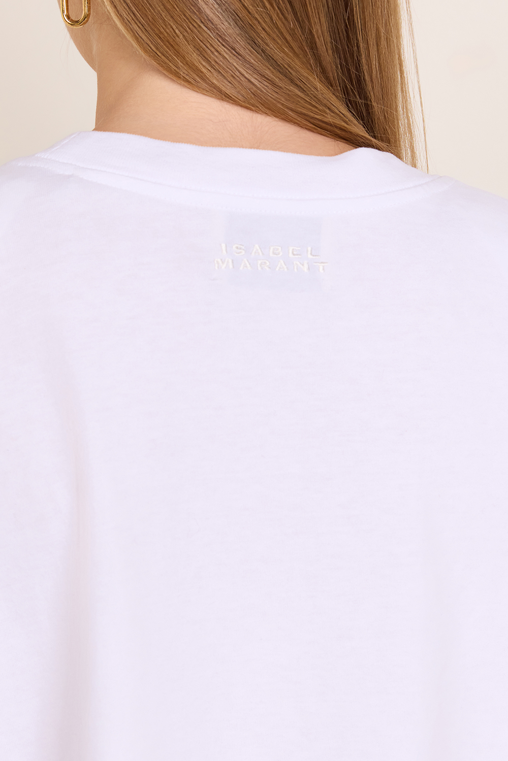 תמונת תקריב דוגמן של חולצת טי קרופ