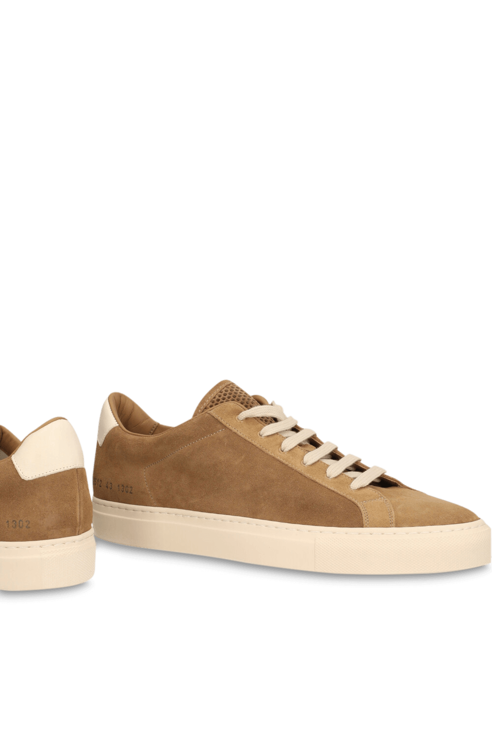 תמונת תקריב של נעלי סניקרס