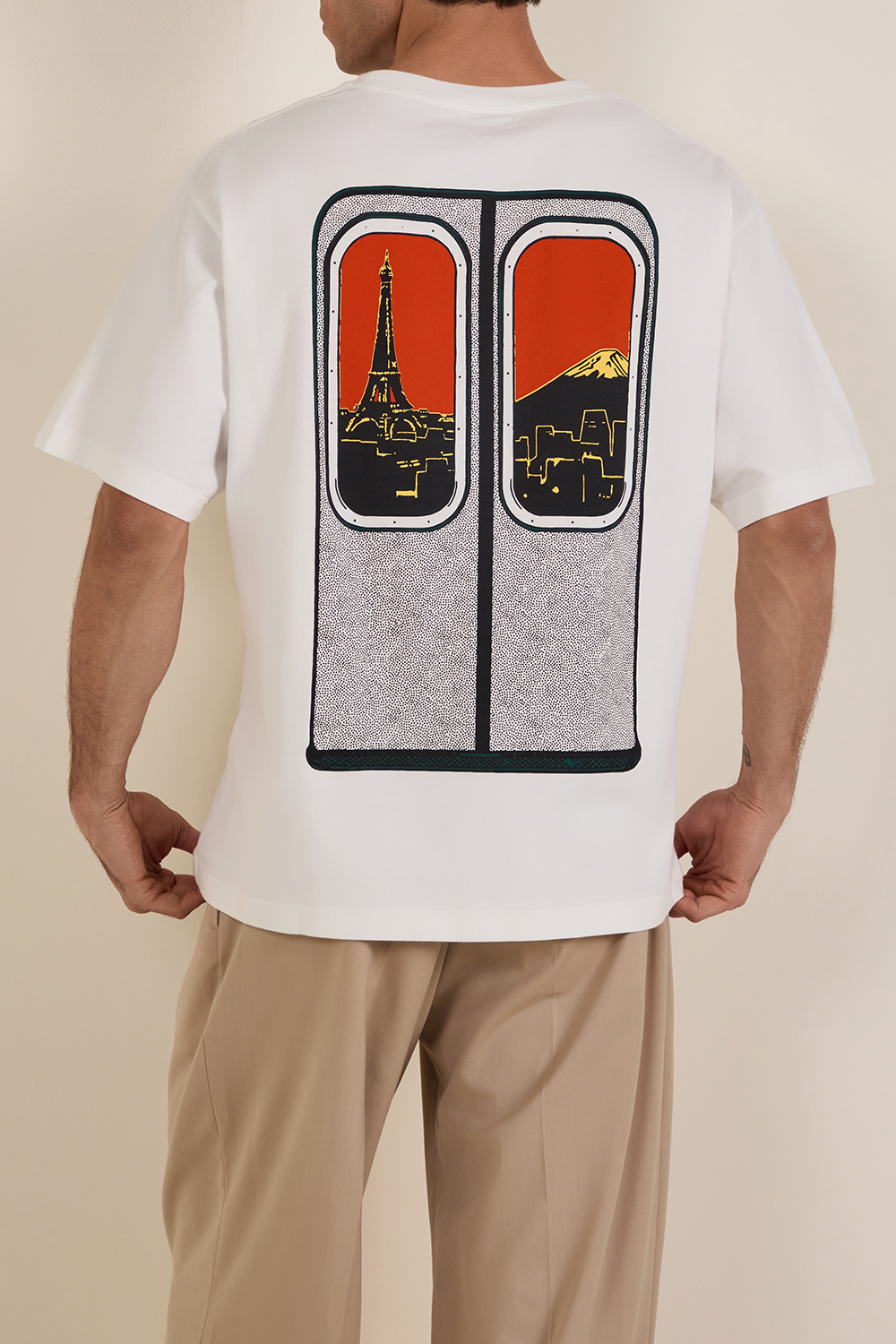 תמונת דוגמן אחורית של חולצת טי אוברסייז