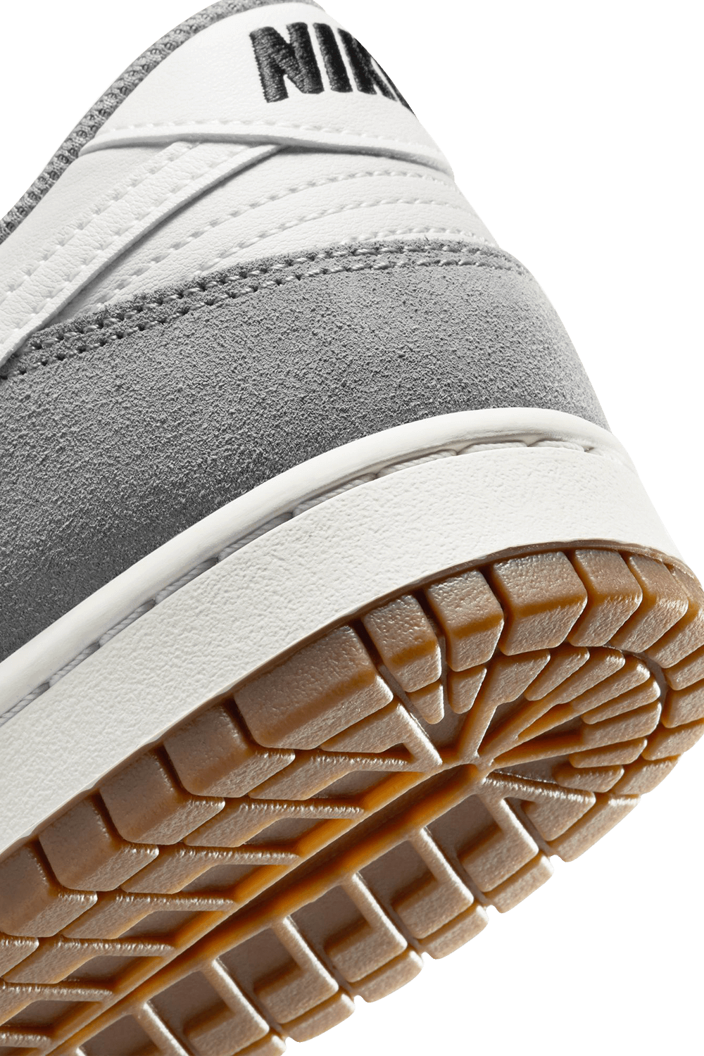 תמונת תקריב של נעלי סניקרס דאנק רטרו