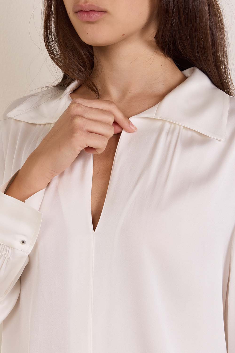 תמונת תקריב דוגמן של חולצה שרוול ארוך