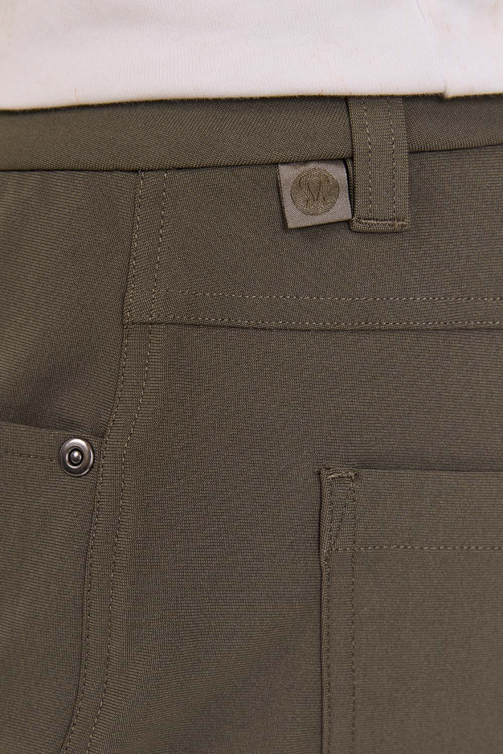 תמונת תקריב דוגמן של ABC Slim-Fit 5 Pocket Pant 32L Warpstreme