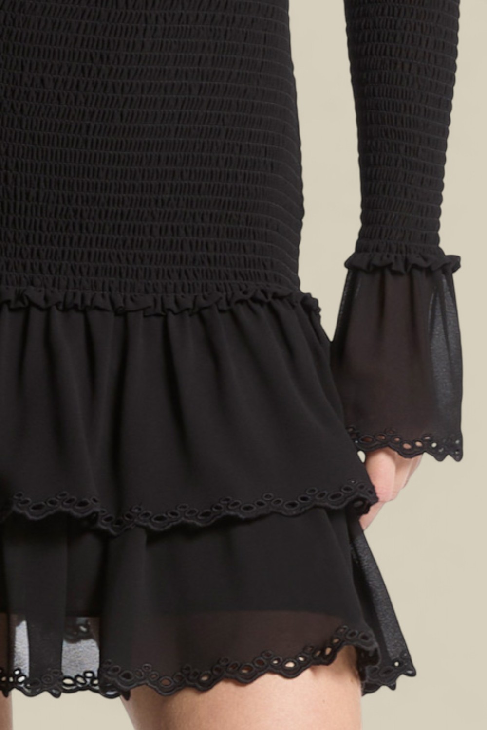 תמונת תקריב דוגמן של שמלת מיני עם שרוולים ארוכים