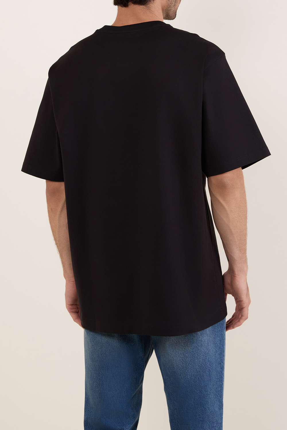 תמונת דוגמן אחורית של חולצת טי