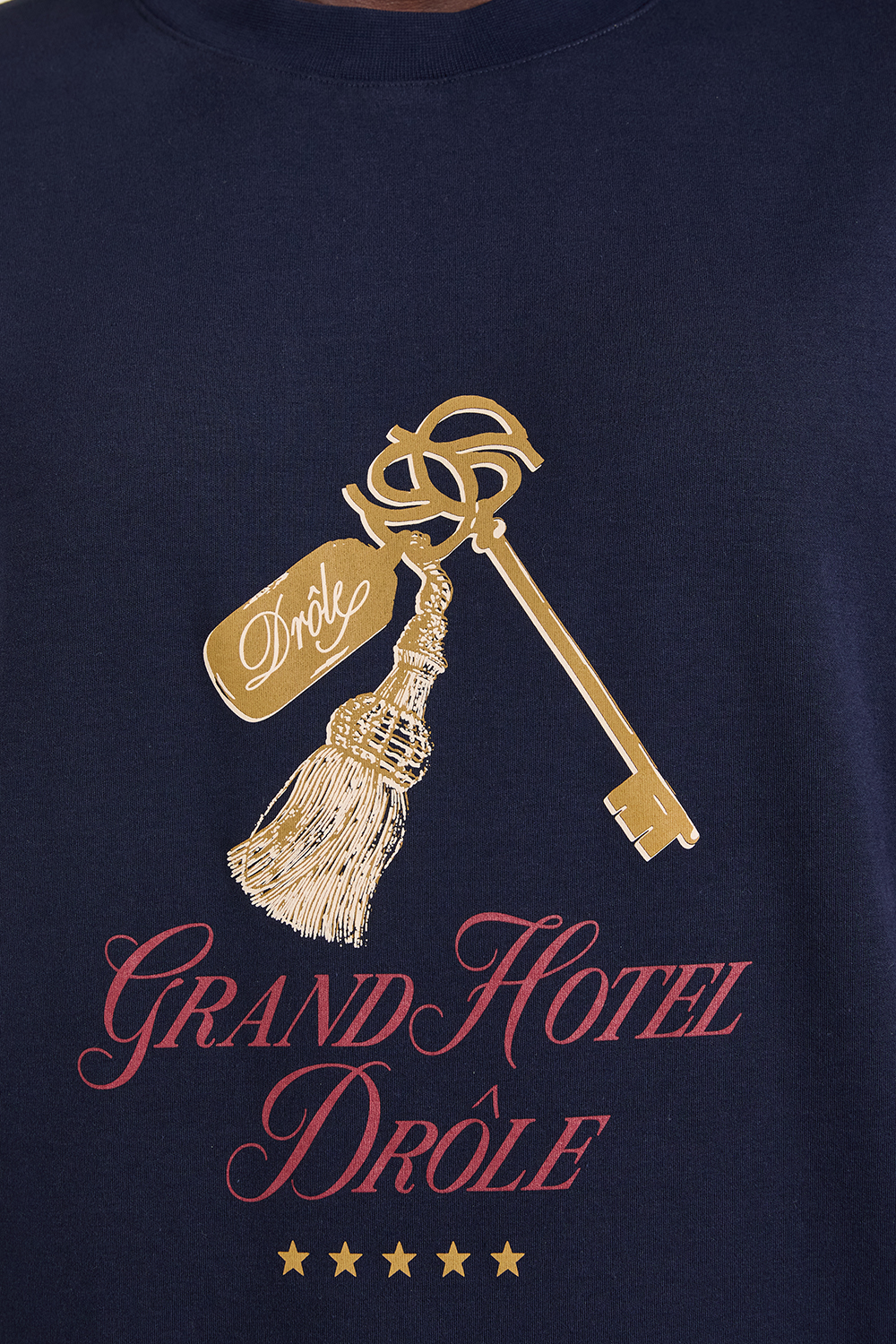 תמונת דוגמן אחורית של חולצת טי גראנד הוטל