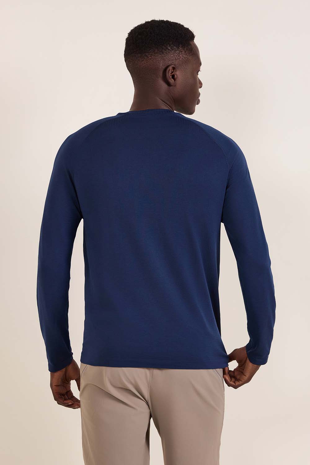 תמונת דוגמן אחורית של Metal Vent Tech Long-Sleeve Shirt