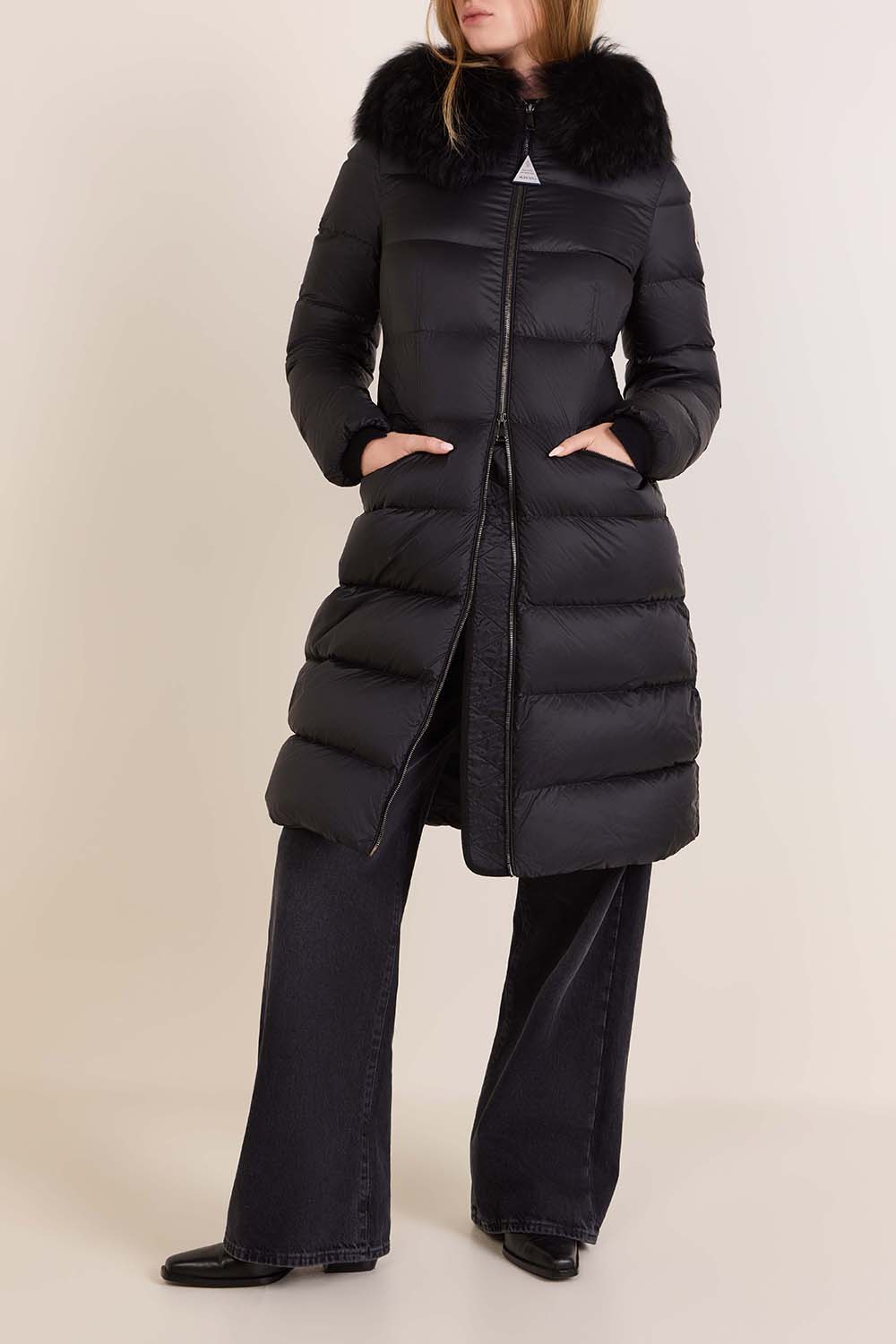 תמונת דוגמן קידמית של מעיל פוך קפוצ'ון