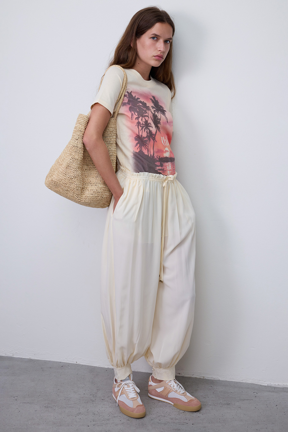 תמונת דוגמן קידמית של נעלי סניקרס