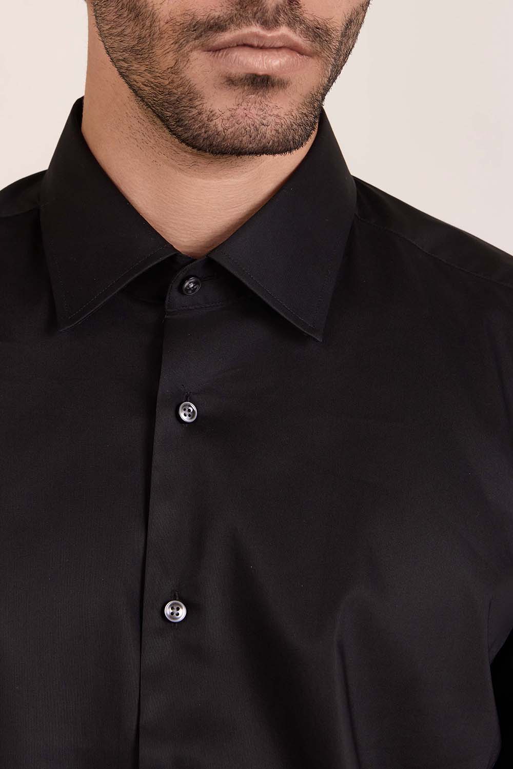 תמונת תקריב דוגמן של חולצה מכופתרת