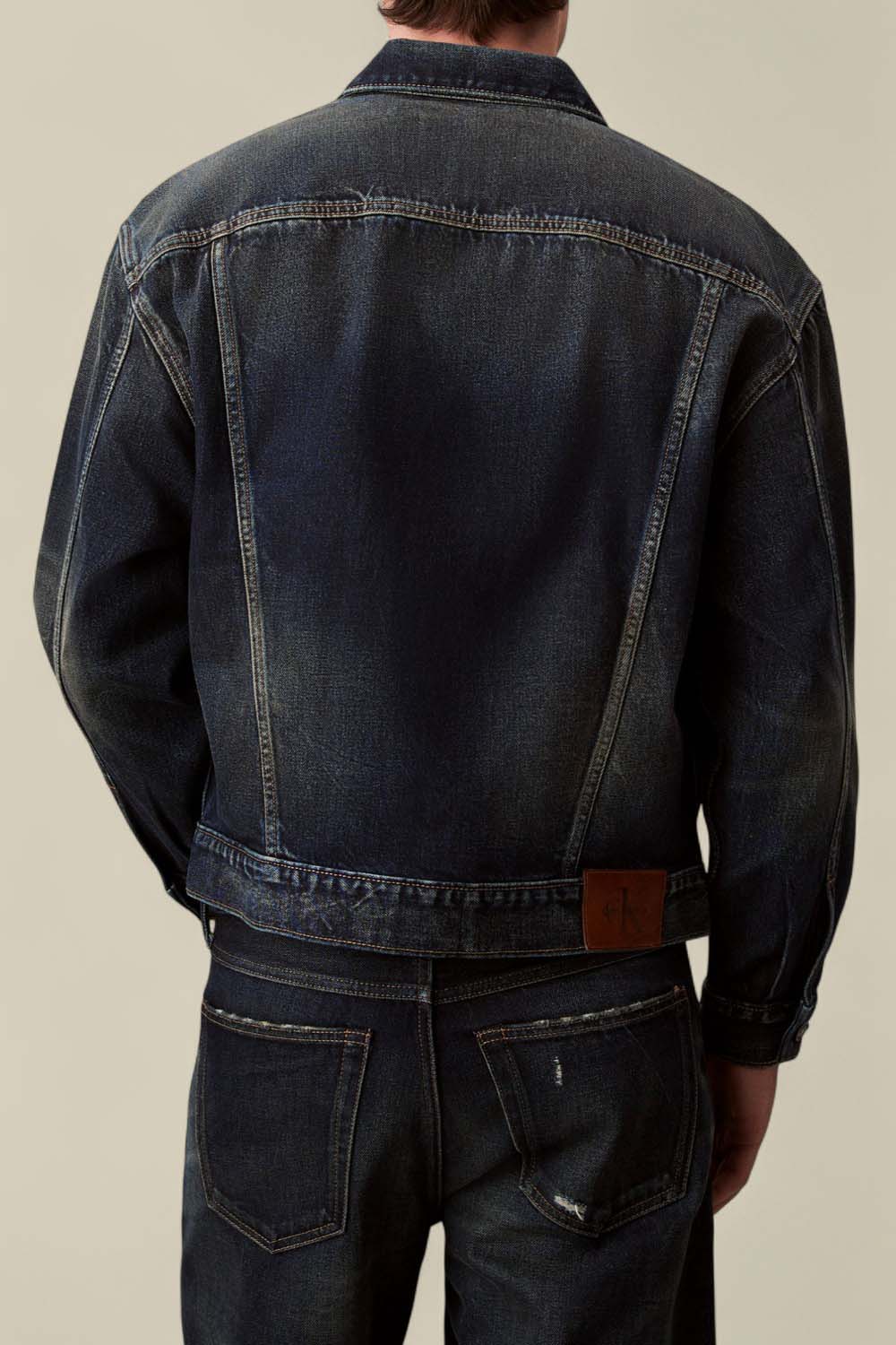 תמונת דוגמן אחורית של ז'קט ג'ינס