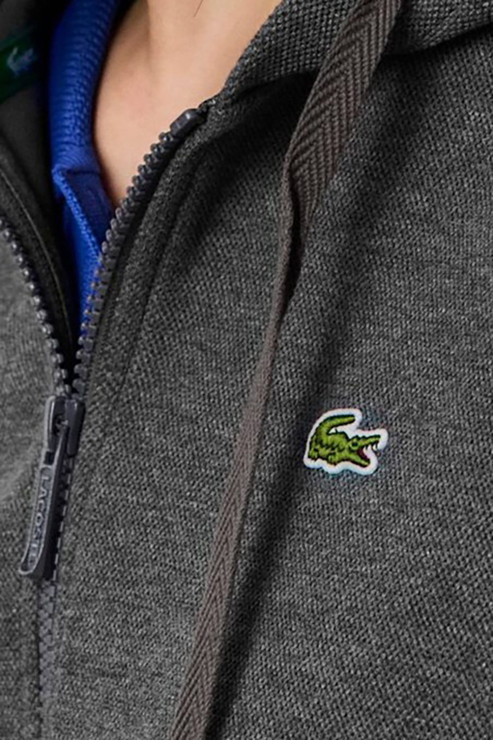 תמונת תקריב דוגמן של סווטשירט קפוצ'ון