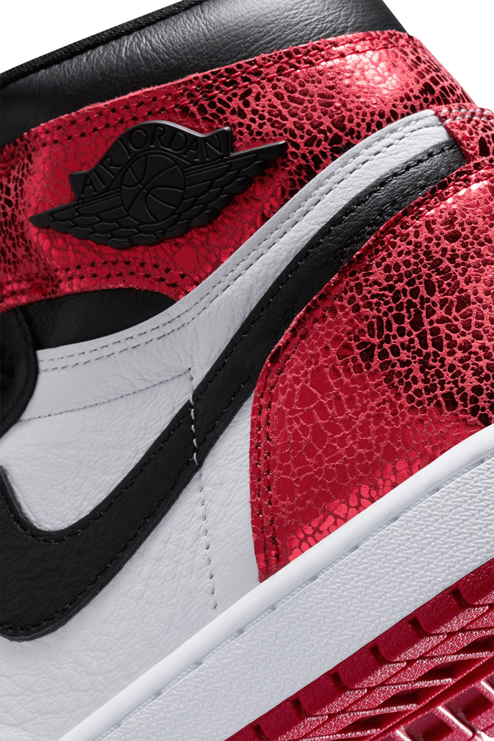 תמונת תקריב של נעלי סניקרס אייר ג'ורדן 1 רטרו