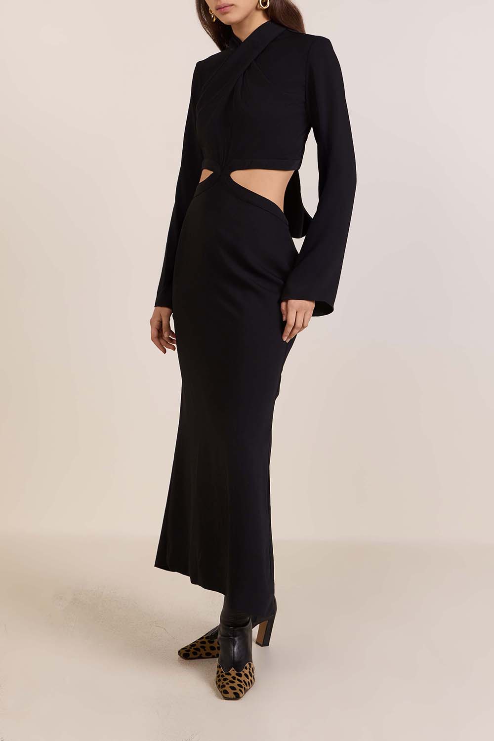 תמונת דוגמן קידמית של שמלת קאט אאוט