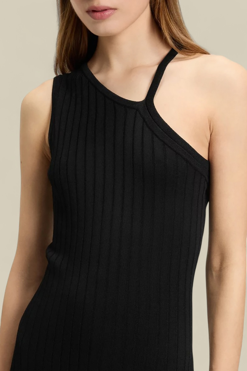 תמונת תקריב דוגמן של שמלת אוף-שולדר