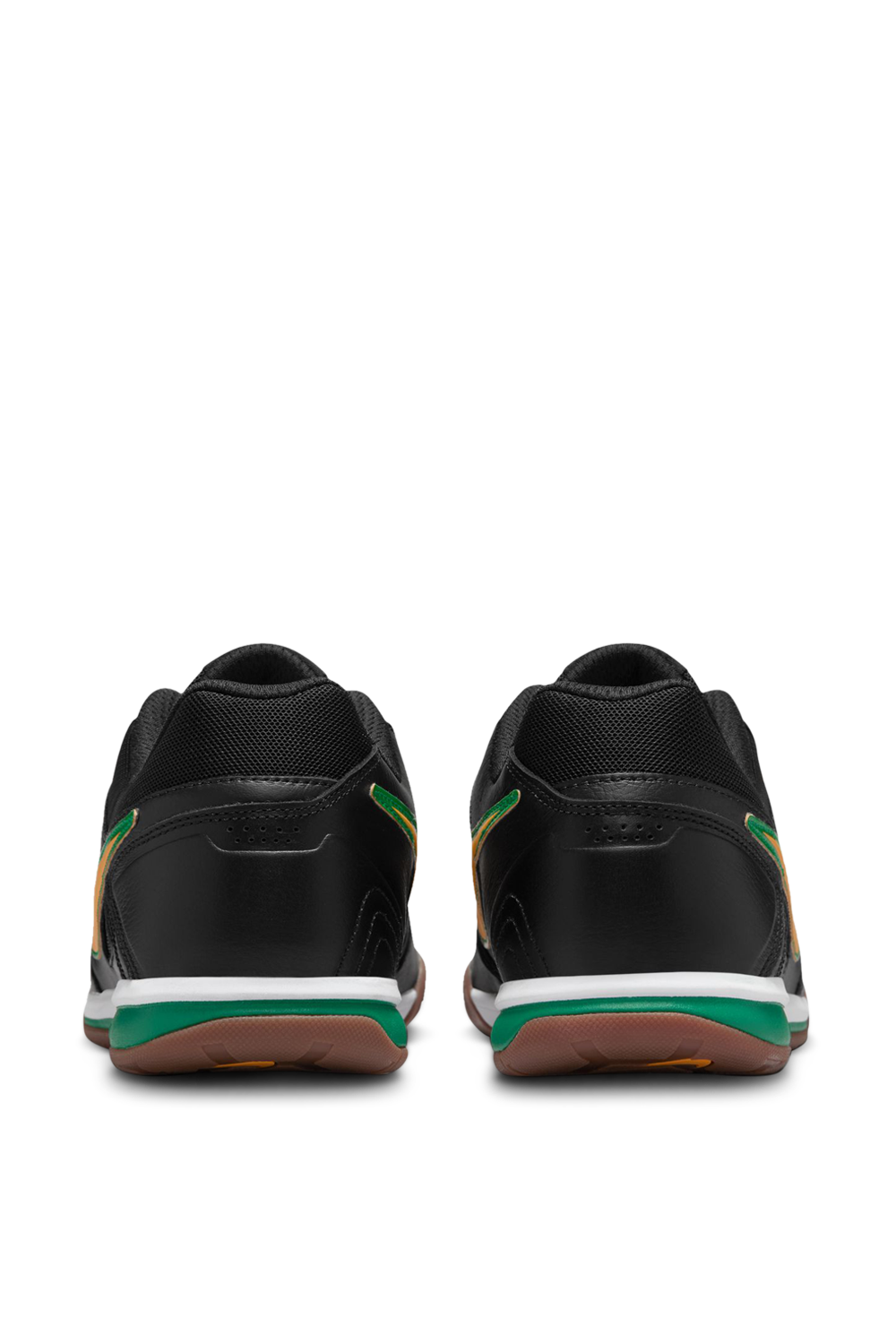 תמונת תקריב של נעלי סניקרס גאטו