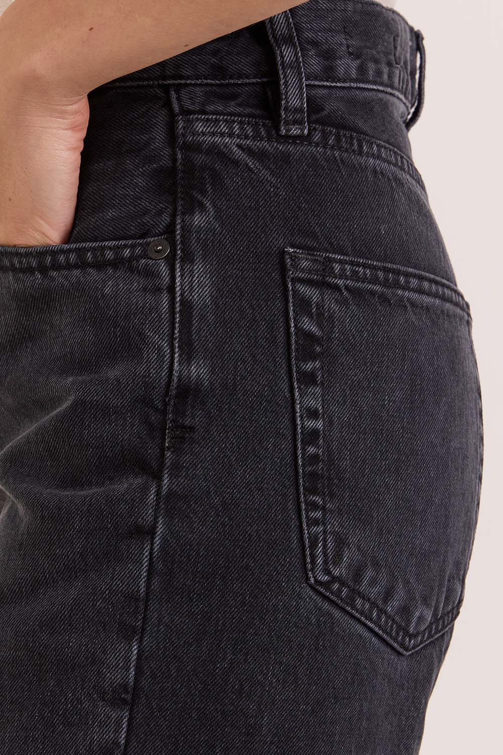 תמונת תקריב דוגמן של מכנסי ג'ינס בגזרה מתרחבת