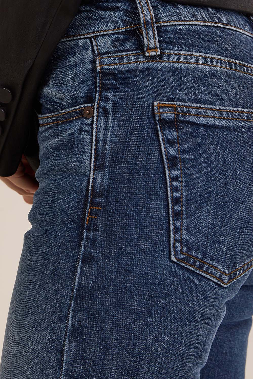 תמונת תקריב דוגמן של מכנסי ג'ינס בגזרה מתרחבת