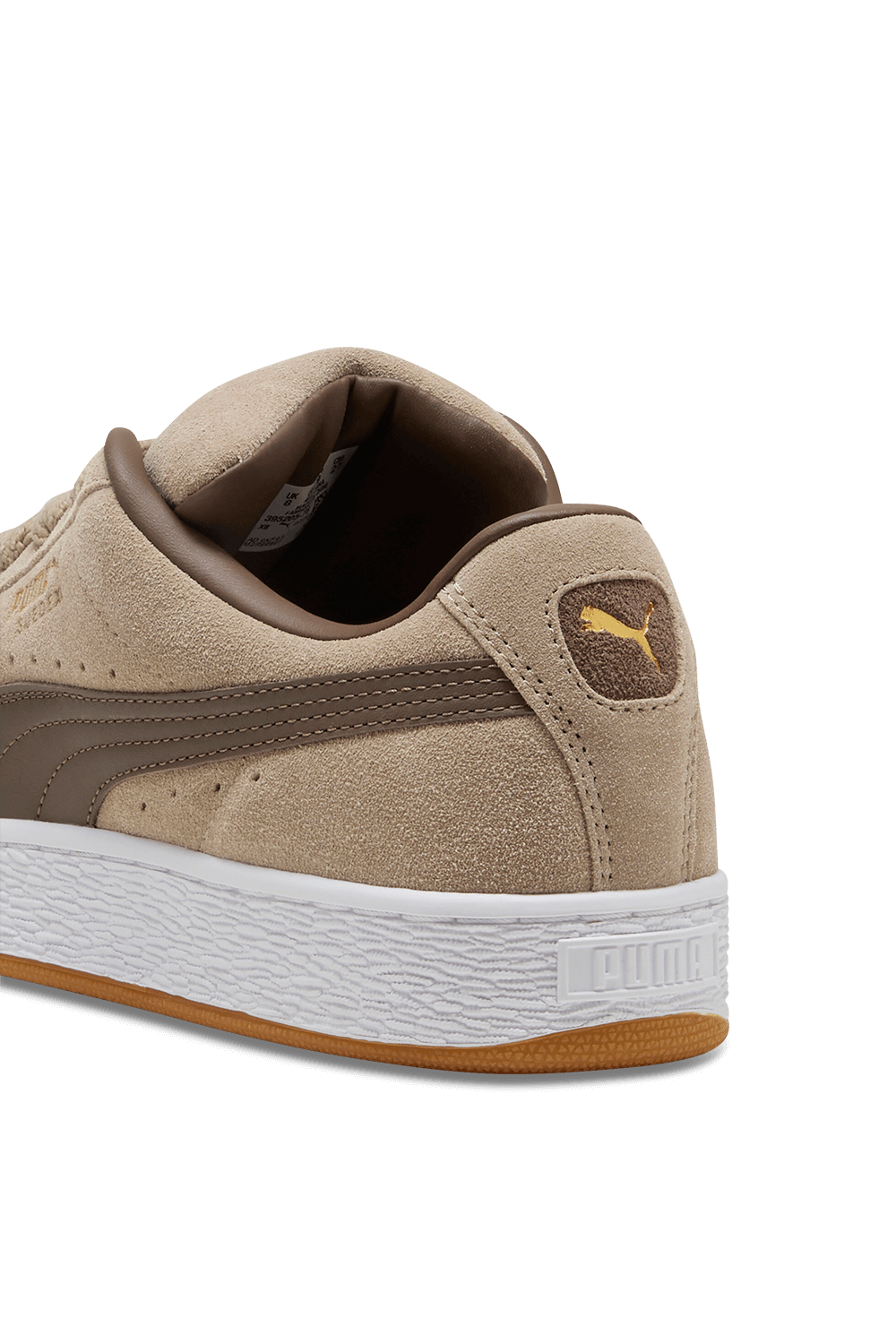 תמונת תקריב של נעלי סניקרס סוויד אקסטרה לארג'