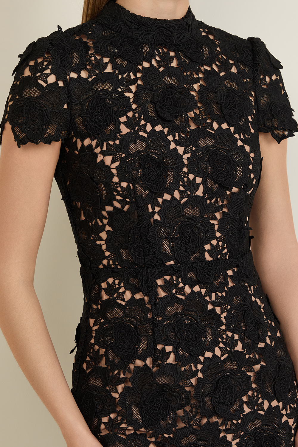 תמונת תקריב דוגמן של שמלת תחרה